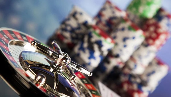 Three Card Poker table with multiple players on bolahiu login